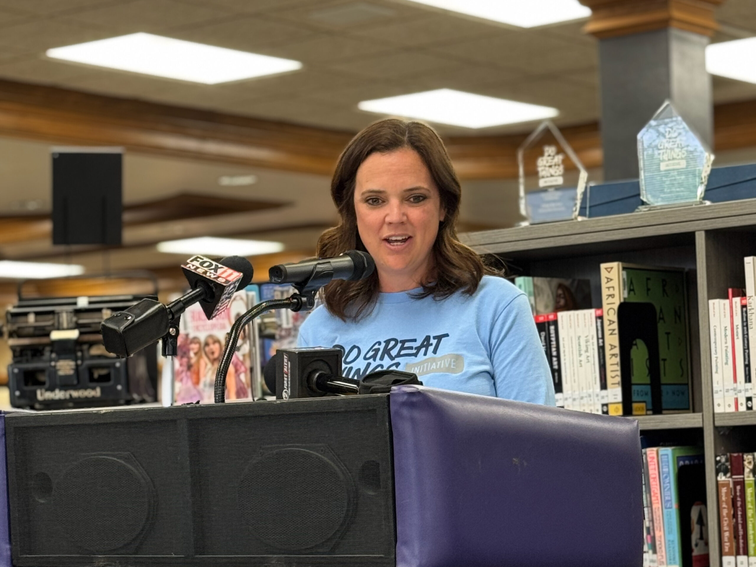 Heather Zelzer speaks at Do Great Things Initiative awards
